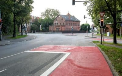 Aufstellflächen und rote Fahrstreifen für Radler