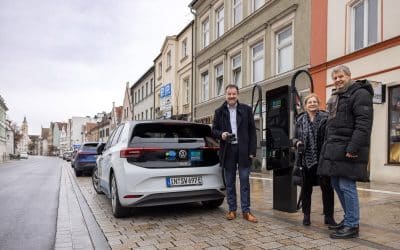 Boulevard mit Schnellladesäule