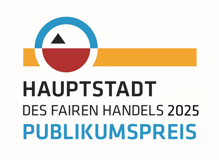 Mehrere Radfahrer/-innen auf dem Rathausplatz in Ingolstadt bei sommerlichem Wetter.