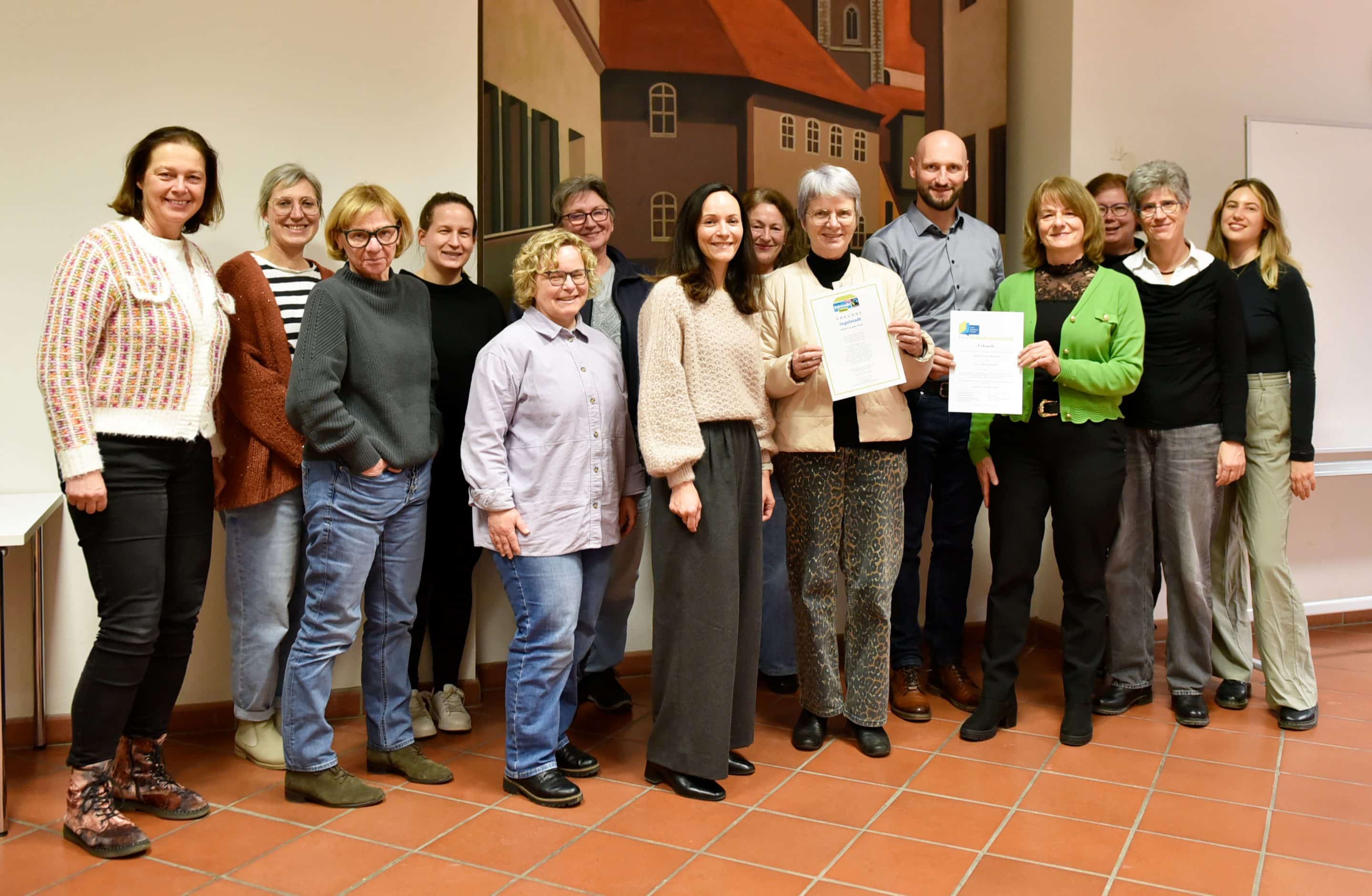 Mehrere Radfahrer/-innen auf dem Rathausplatz in Ingolstadt bei sommerlichem Wetter.