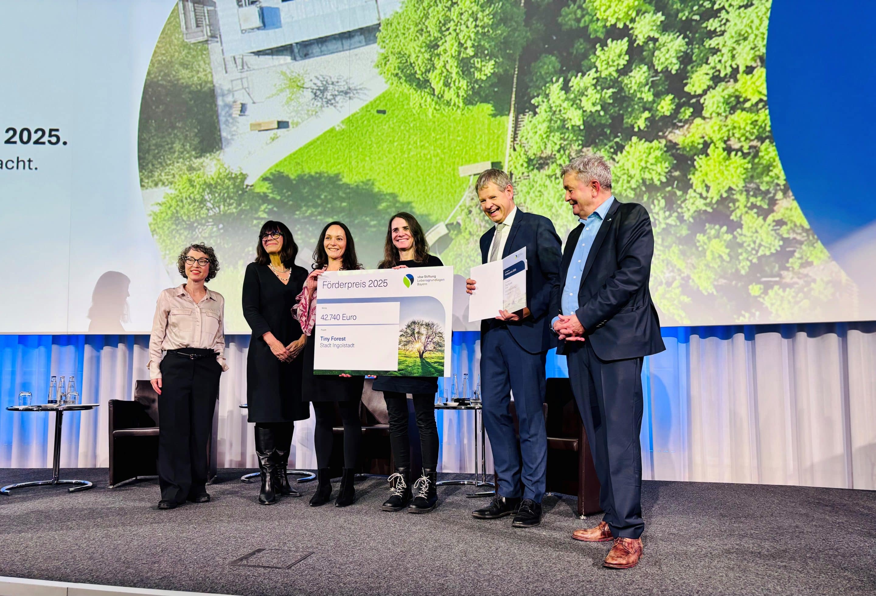 Mehrere Radfahrer/-innen auf dem Rathausplatz in Ingolstadt bei sommerlichem Wetter.